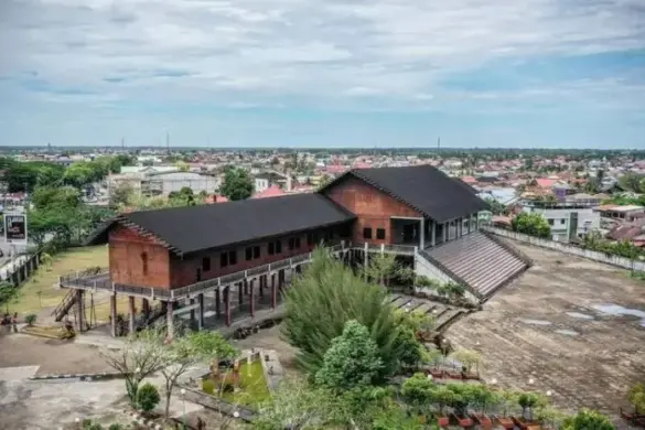 Radakng House Kalimantan, the Largest Traditional House in Indonesia